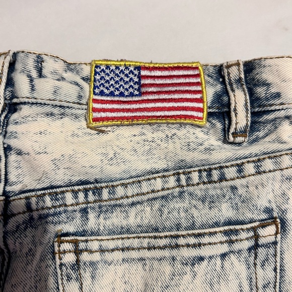 Forever 21 Acid Wash Distressed Denim Shorts with Pyramid Studs - Picture 5 of 6